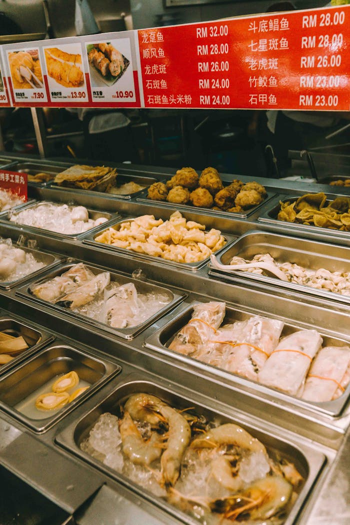 Explore a vibrant street food market in Kuala Lumpur featuring fresh seafood and traditional dishes.